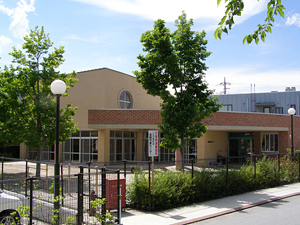 韮崎児童センター 